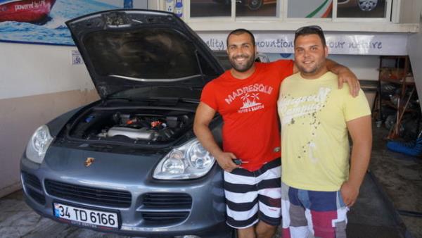 Marmaris'te otel i�letmecisi Ayhan Tevkur, akaryak�t fiyatlar�n�n gittik�e artmas� ve ayl�k yak�t maliyetinin yakla��k 1000 TL'ye ula�mas� nedeniyle l�ks arac� Porsche'ye LPG yak�t sistemi takt�rd�.