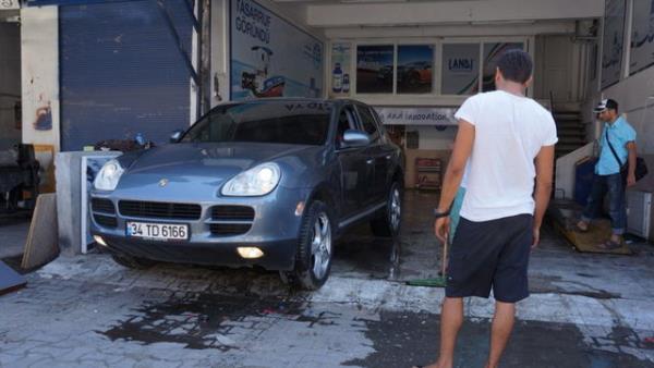 Marmaris'te otel i�letmecisi Ayhan Tevkur, akaryak�t fiyatlar�n�n gittik�e artmas� ve ayl�k yak�t maliyetinin yakla��k 1000 TL'ye ula�mas� nedeniyle l�ks arac� Porsche'ye LPG yak�t sistemi takt�rd�.