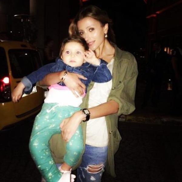 ZGE ULUSOY  Biz Ada'yla bu akam ak yayoruz. Ne de olsa hem halas hem teyzesi saylrm