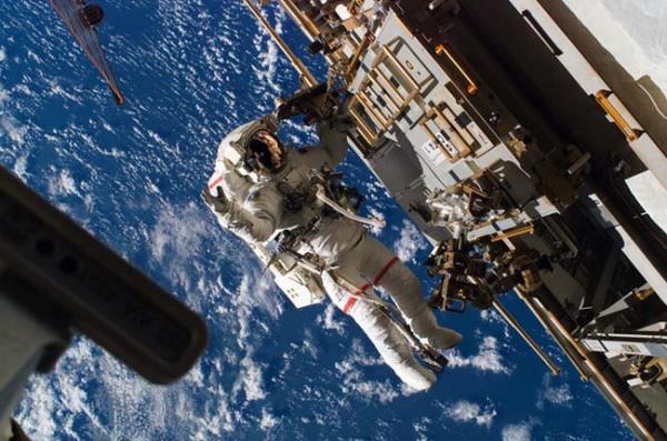 Uzay istasyonu, D�nya'dan ��plak g�zle de g�r�lebilir �ekilde Al�ak D�nya Y�r�ngesinde yerden 350 km kadar y�kseklikte, saatte 27700 kilometrelik ortalama bir h�zla dolanmaktad�r.