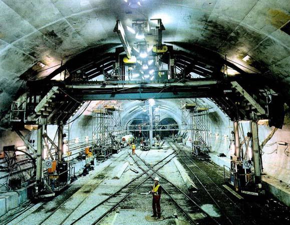 Euro T�neli. �ngiltere ile Fransay� denizden birbirine ba�layan bu t�nelin yap�m�da 14.000 i��i g�rev ald�. Bu projede, milyonlarca metrik tonluk ta�, toprak ve �amurun at�lmas� i�in son derece geli�mi� kaz� makineleri kullan�lm��t�r.