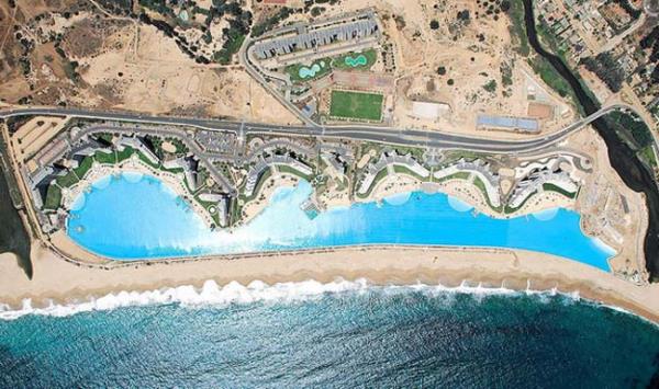 Yakla��k 1 kilometre uzunlu�undaki olan bu havuz, 20 d�n�ml�k bir alana in�a edildi. Be� y�l s�ren in�aat boyunca 1 milyar dolar harcand�.