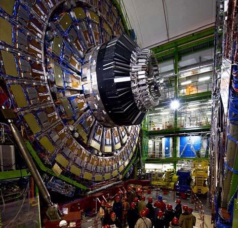 CERN'nin 2500 kadar kendi fizik�i bulunuyor ve ek olarak d�nyan�n seksen �lkesinden yakla��k 8000 kadar fizik�i ve m�hendis de yer almaktad�r.