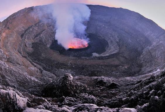 Sonra, bir kavim grdm; dudaklar deve ve kpek dudaklar gibi idi. Karnlar da imiti. Zebaniler, ateten tokmaklarla bunlarn karnlarna vurup duruyorlard.    <p>Karnlarnda barsaklar kopuyor; dbrlerinden dklyordu. Tekrar ilerinden barsak yaratlyordu; zebaniler yine vurup dkyordu. Onlara bylece azap ediyorlard.</p>