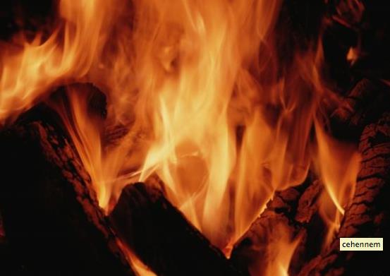 Bundan sonra, bir takm erkek ve kadn grdm; bunlarn dillerinden ate engellerle asmlard. Trnaklar bakrdand. Kendi yzlerini yrtp para para ediyorlard.