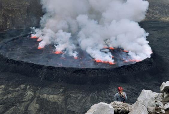 <p><b>Bunlar kimlerdir? Dedim; yle anlatt:</b></p>    <p>Bunlar zina edenlerdir; ayrca ocuklarn drp katil ii ileyenlerdir.</p>    Bundan sonra bir alay adamlar grdm; bunlar kendi yanlarnn etlerini koparp azlarna koyuyorlard. Yemeyip azlarnda gizliyorlard. Ama zebaniler onlar: