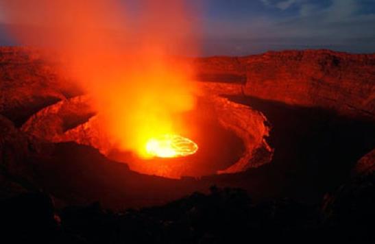 Bundan sonra, cehennemde bir alay erkek ve dii kimseler grdm. Bunlarn azab birbirine benzemiyordu. Her birine bir baka trl azap olunuyordu. Bu tabakada azap olunanlar arasnda bunlardan iddetli azap olunan yoktu. yle bir azap ediliyorlard. Bunlar ateten sopalar zerine asmlard. Etleri piip dklyor; sadece kemik kalyorlard. Hak Teala onlarn etlerini bitiriyor; yine nceki gibi etleri piip dklyordu. Bazlar da, ateten zincirlerle, buka  <p><b>Bunlar kimlerdir? Diye sordum; Malik yle anlatt:</b></p>    Bunlarn vcut sal yerinde iken namaz terk edenlerdir.