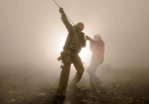 Orada ateten yetmi derya var. Her deryann kenarnda ateten birer ehir var. Her ehirde ateten yetmi bin ev var.
