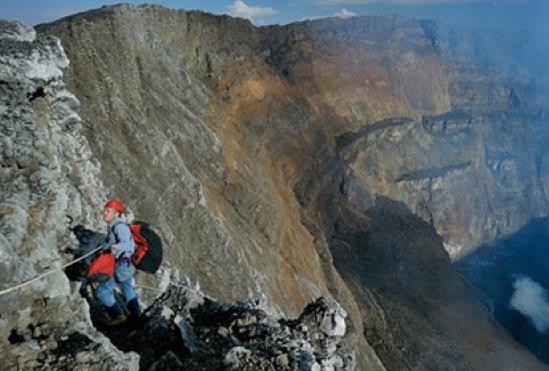 Bundan sonra, bir alay hatunlar grdm; bunlarn salarndan asmlard.   <p>Bunlar iin: _Kimlerdir? Diye sordum; Malik yle anlatt:</p>