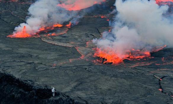 Bundan sonra, bir alay kadn grdm; ba aa ayaklarndan asmlar. Dilleri uzayp azlarndan sarkmt. Zebaniler, onlarn dillerini ateten makaslarla durmadan kesiyordu. Zebaniler onlarn dillerini kestike uzuyordu ve bunlar eekler gibi anryorlard, kpekler gibi uluyorlard.   <p><b>Bunlar kimlerdir? Dedim; yle anlatt:</b></p>  Bunlar ls ld zaman, feryad figan eden kadnlardr.