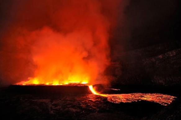 Bundan sonra, bir takm erkekleri ve kadnlar grdm. Bunlara atete azap ediliyordu. Bunlarn zerine zebaniler musallat olmutu. Bunlar feryad ettike, zebaniler sopalarla vuruyorlard. Karnlarna ateten sngleri saplyorlard. Vcutlarn da ateten kamlarla dvyorlard.