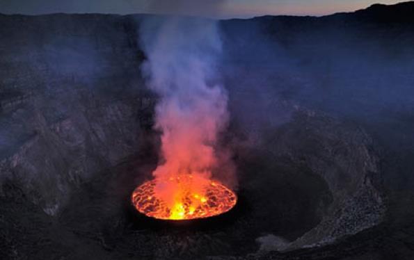 Her evin iinde ateten yetmi bin sandk var. O sandklarn iinde de, erkekler ve kadnlar var. Oraya hapsolmular; yanlarnda ylanlar ve akrepler var. yle sordum: