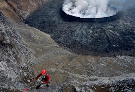 Bundan sonra bir kavim grdm ki, Bunlar tam susadklarndan tr susuzluktan yanp feryadla su istiyorlard. Onlarn bu isteklerine karlk ateten kadehlerle kaynar sular verilip;  diyerek zorlanyorlard. Onlar bu kadehi azlarna yakn gtrdkleri zaman o suyun iddetli kaynamasndan yzlerinin etleri piip kadehin iine dklyordu. ince de, barsaklar para para olup dbrlerinden dar dklyordu.