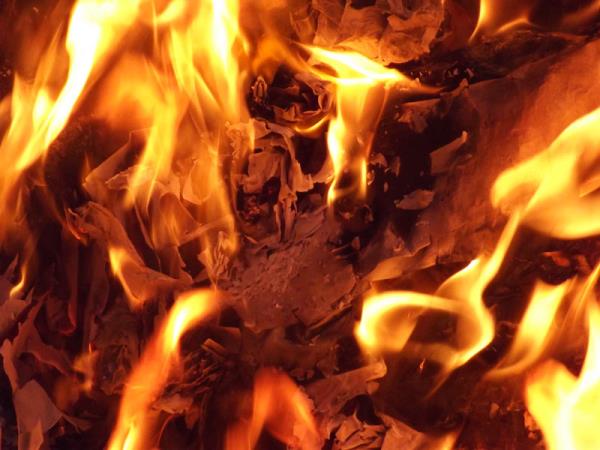 Bundan sonra, bir ksm kadnlar grdm ki, aslmlar. Bunlarn elleri boyunlarna skca balanmt.   <p><b>Bunlar kimlerdir? Diye sordum; Malik yle anlatt:</b></p>   Kocalarna hyanet edip mallarn telef edenlerdir.