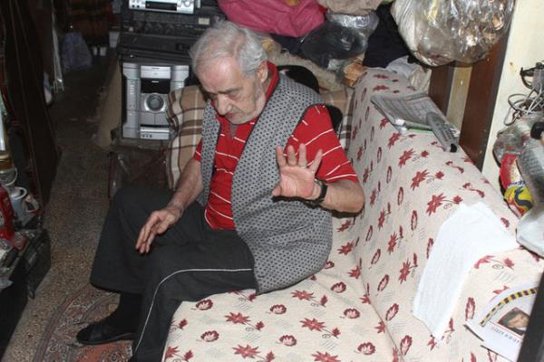 Ama erefli bir hayat tercih ettim. O yzden bu haldeyim. Dilenci deilim acmdan lrm ama yine de kimsenin kapsna gidip bir lokma dilenmem" dedi. (Milliyet)