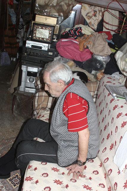 Bakrky'de eskicilik yapt dkkanda yaayan Remzi Gnde, kaderine terk edilmi halde btn gnn 20 metrekarelik dkkanda geiriyor.