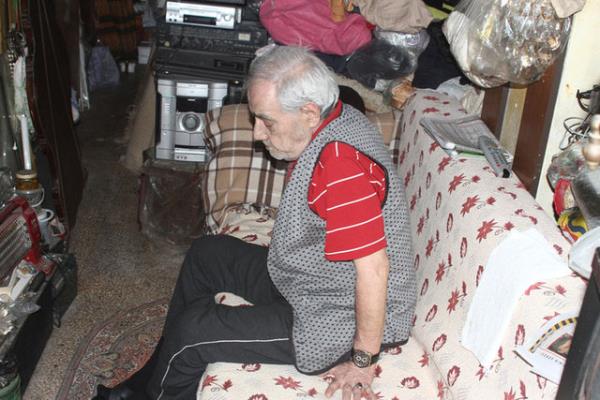 Dkkannda bir bana Osman adndaki kedisiyle yaan baba Gnde, "Ben erefsiz bir insan olsaydm u anda lks iinde yayor olurdum.