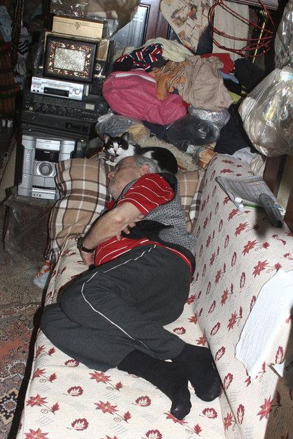 nl arkcnn arayp sormad babas yllar sonra sefalet iinde ortaya kt.