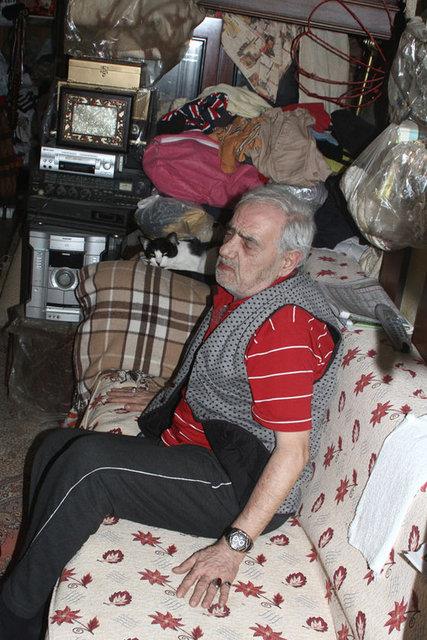 Ebru Gnde, milyon dolarlk yalda yaarken babas Remzi Gnde, evi olmad iin sefalet iinde eskici dkkannda yayor.