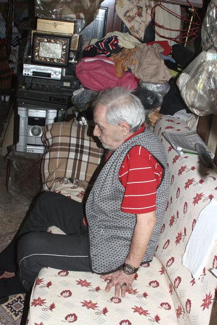 Gecede 17 bin TL deerindeki kyafetle sahneye kan Gnde'in, babas Remzi Gnde, yllar sonra yaad eskici dkkannda sefalet iin ortaya kt.