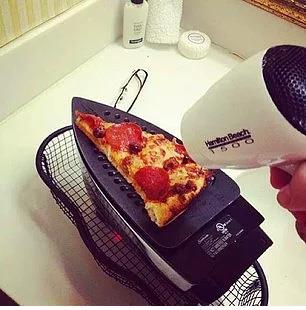 1. Bazen ii donuk, snmayan pizzay zmeye alrken