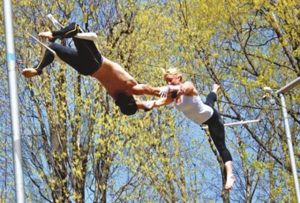 Eer akrobasi seviyorsanz; ak alanda trapez deneyin. Endielenmeyin; profesyonel, ok gl ya da cesur olmanza gerek yok!