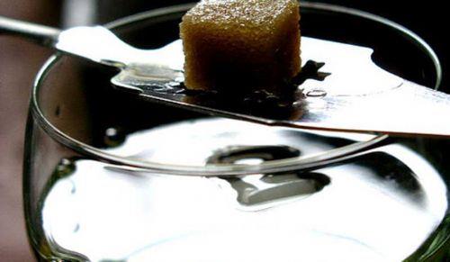 <p><b>5. Absinthe </b></p>  eitli bitkilerin yapraklarndan elde edilen absinthe, en yksek alkol oranna sahip bir ikidir. lk 1797 ylnda pazarlanmaya balanmtr ancak ieriinin tam olarak nelerden olutuu hala gizemini korumaktadr. Absinthe'in yaratcl artrdna inanlr, ayn zamanda halisnasyonlara ve agresif davranlara neden olur. Kkeninin dayand lke olduu dnlen Fransa'da 100 yldan uzun sredir yasaklyd ancak 2011'de yaplan oylama sonucu yeniden marketlerdeki yerini ald. Absinthe Amerika, Yeni Zelanda ve Avustralya'da kesin olarak yasak ve yasa ddr.