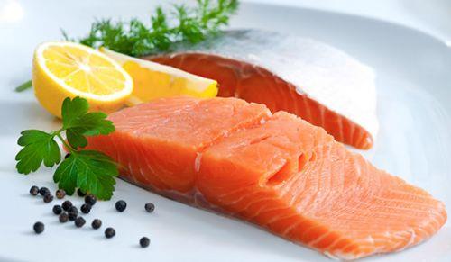 <p><b>8. iftlik somonu </b></p>  Herkes somonun salkl bir yiyecek olduunu dnr, ki doal ortamndan geldii dnldnde bu dorudur. Ancak iftlikte yetitirilmi somon, antibiyotik ve dier ilalar verilerek yetitirildiinden doal deildir. Bu baln etinin rengini de deitirerek onu daha gri yapar. Ancak reticiler rengini pembeletirmek iin ona petrokimyasallardan elde edilen bir madde olan astaksantin ekler. nsan tketimi iin uygun olmamasna karn iftlik somonu sadece Avustralya ve Yeni Zelanda'da yasakldr.