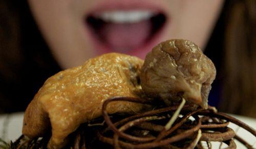 <p><b>1. Ortolan </b></p>  Binlerce yldr, sere byklndeki bu kk tc ku, Fransz soylularna zel lezzet olmak iin ikence grd. Bu zavall ku karanlk daha fazla yemesini salasn diye yakalandktan sonra ok kk ve karanlk bir kafese konuluyor veya gzleri oyuluyor. Ortolan kuu normal arlnn 4 kat olana dek yediriliyor. deal kiloya ulatnda ise brendi iinde bouluyor ve btn halinde yutulmas iin o ekilde kzartlyor. Ortolanlarn nesli tkenmekte olduundan avlanmalar Fransa'da yasak. Ancak maalesef kara pazar tarafndan her yl yaklak 50,000'i avlanmaya devam ediyor.