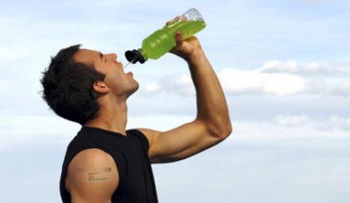 <p><b>9. Sporcu iecekleri ve limon aromal sodalar </b></p>  Bromlu Sebze Ya, orjinalinde alevlenme geciktirici olarak patentli bir sentetik bir kimyasaldr. Ayn zamanda Amerika'daki limon aromal sodalar ve sporcu ieceklerinde genel olarak bulunan bir maddedir. Avrupa dahil 100'den fazla lkede tiroid problemlerine yol amas, baklkl azaltmas, byme srecine etki etmesi ve izofreniye gtrmesi nedeniyle yasakldr.