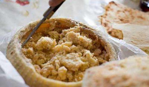 <p><b>4. Casu Marzu </b></p>  Franszlarn ok sevdii bu kt kokulu rk peynir, Sardinya Adas'nn geleneksel bir lezzetidir ve ad 'rk peynir' anlamna gelmektedir. Pecorino (koyun stnden yaplan bir talyan peyniri) peynirinin iine sinek larvalar enjekte edilerek oluturulur. ou zaman Casu Marzu'nun iinde hala larva varken tketilir ki bu da onu biraz tehlikeli yapmaktadr. Midedeki gastrik asit, larvalar ldrmez ve bu da onlarn barsaklara ve organlara bulamalarna neden olur. Bu yzden rk peynir Amerika ve Avrupa'da yasaktr.