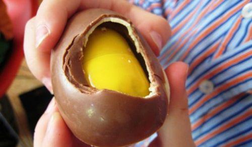 <p><b>15. Kinder srpriz yumurta </b></p>  Herkes ocuklarna Kinder srpriz yumurtadan almtr. Ancak Amerika Birleik Devletleri'nde bunu yapamazsnz. stelik yasaklanmasnn sebebi ikolatann iindeki ocuklarn yutmas muhtemel ufak oyuncaklar deil. Yasaklanmasnn tek nedeni iinde yenilemez madde bulunmas ve Gda ve la daresi'nin bundan holanmamas.