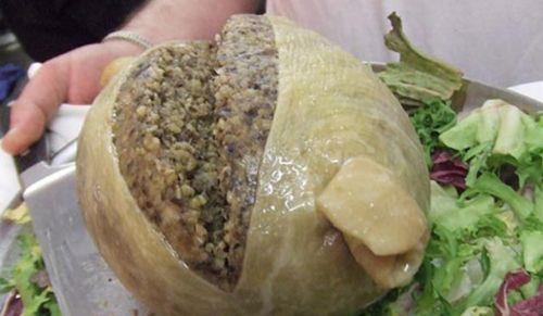 <p><b>16. Sakatat yahnisi </b></p>  <br>Hangi skoyalya sorarsanz sorun, viski, Loch Ness Canavar ve sakatat yahnisinin lkelerinin sembolleri olduunu syleyecektir. Peki sakatat yahnisi nedir? </br>  ncelikle lezzetli bir eydir. Koyun cieri ve dier organlarnn karmndan yaplr ve hayvann midesinin iinde piirilir. Yasaklanmasnn sebebi, Amerika'daki koyun cieri ticariletirmesine kar olan bir yasadr.