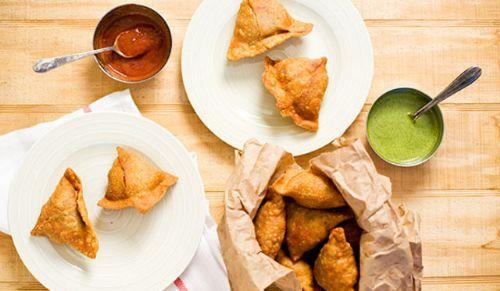 <p><b>13. Samosa brei </b></p>  Afrika ve Hindistan kelerinden gelen bu geleneksel samosalar, iine sebze veya et doldurulan baharatl gen eklindeki kzartlm hamurdan oluur. Somali'de yasaklanmt nk Kutsal l'y simgeleyen gen ekli nedeniyle Somali'nin slami grubu al-Shabab tarafndan 'fazla Hristiyan' ve 'hakaret edici' bulunuyordu. Bu karar arabalara taktklar hoparlrlerden tm lkeye duyurdular.