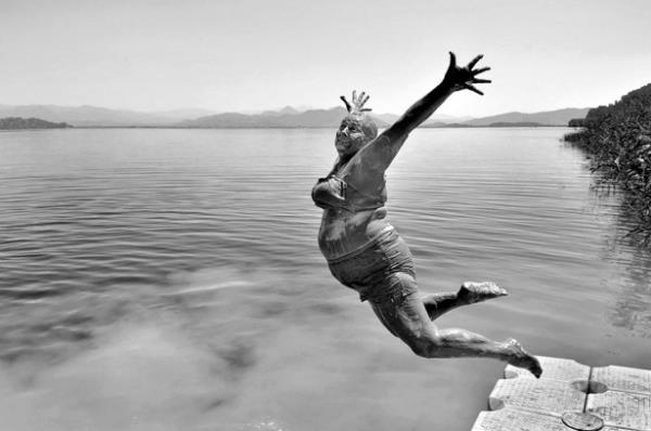 Sony Dnya Fotoraf dlleri ak ve genlik kategorisinde sahiplerini buldu. Trkiye'den Alpay Erdem 'amurlu Glmseme' adl bu fotoraf ile 'Glmseme' dalnda birinci oldu.