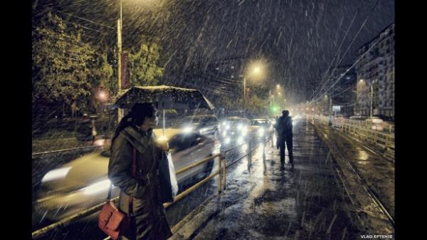 Vlad Eftenie'nin Bkre'in Turda Bulavar'nda tramvay duranda ektii 'lk Kar' adl fotoraf 'Lo Ik' kategorisinde dle layk bulundu.