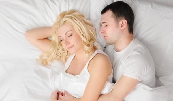 Uyku srasnda yan yat pozisyonunu kontrol etmek mmkn olmayabilir ama en azndan uykuya geite srtst pozisyonu seerseniz zaman ierisinde bu bir alkanlk haline gelebilir.