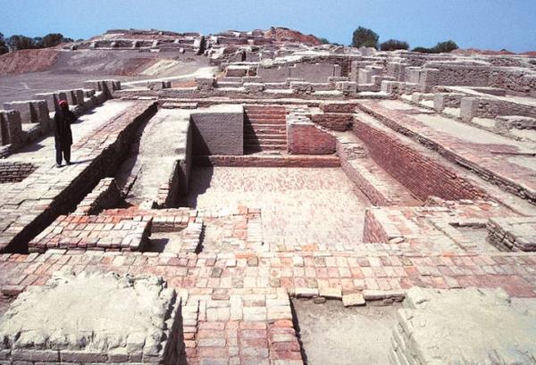 <p><b>18. Mohenjo Daro</b></p>  Hz. sa dan 2500 yl nce Hindistan'n byk rma ndus'un vadisinde bulunan, sulama tesisleri ve kanallar, evleri, tapnaklar ve dkkanlar olan bir byk kenttir. ehrin nasl yok olduuna dair muhtelif teoriler mevcuttur, yollarnda bulunan talam iskeletler ehrin yaknlarna bir meteor dmesi neticesinde yok olduu dnlmektedir.