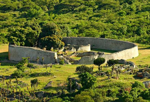 <p><b>4. Great Zimbabwe</b></p>  11 yzylda Banatu insanlar tarafnda ina edilmitir, gnmze ta harabeleri ulamtr. En kalabalk olduu dnemde 18 bin kiinin yaad dnlmektedir. Siyasetteki ve ticaretteki deiiklikler ve iklimin dramatik ekilde deimesinden dolay insanlar ehri terk etmitir.