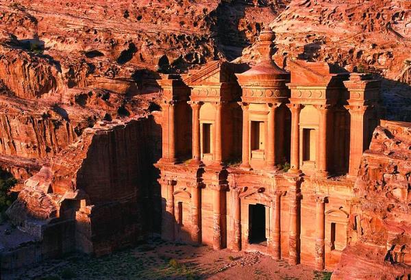 <p><b>19. Petra</b></p>  rdn'n gneyinde Musa Kanyonunda yer alr. Antik Nabatea Krallnn bakenti olmu, terk edilmi ehirdir. inlilerin ipek ve baharat ticareti yaptklar yol zerine ina edilmitir.  Saysz deprem ehrin su sistemini alt st etmitir, bu da 6. yzylda insanlarn ehri terk etmesine sebep olmutur.  1812 ylnda sveli bir gezgin tarafndan kefedilmitir.