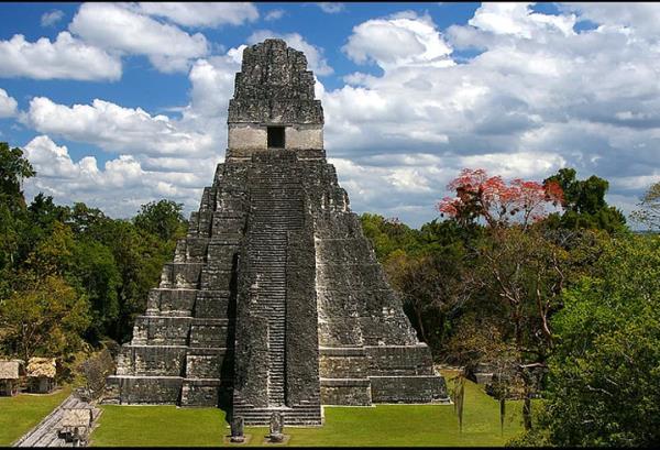 <p><b>21. Tikal</b></p>  Tikal, bugnk Guatemala'daki yamur ormanlarndaki Peten ilinin kuzeybatsnda bulunan en byk Maya kenti ve tren merkezidir. Gney dzlklerindeki teki Maya merkezleri gibi Tikal da orta oluum dneminde (M.. 900-300) kk bir kyd. Ge oluum dneminde (M.. 300-M.S. 100) byk piramit ve tapnaklarn yaplmasyla nemli bir tren merkezi haline geldi. Klasik dnemde byk saraylar, piramitler, alanlar yapld. Maya hiyeroglif yazs ve karmak takvim sistemi ortaya kt, antsal heykeller ve vazo resimleriyle stn bir Maya sanat geliti.