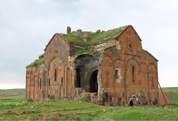 <p><b>5. Ani</b></p>  5- yzyln en byk ehirlerinden biri olarak ne kmtr, 10. yzylda Ermenistan'n bakenti olarak kullanlm, bu dnemde birok kilise yaplmtr. 1319 ylndaki byk deprem neticesinde Ani terk edilmi ve unutulmutur.