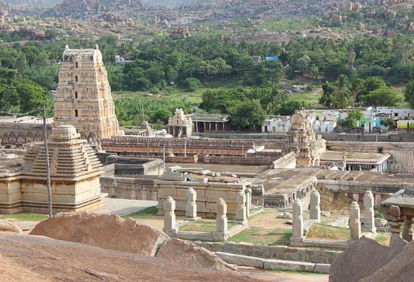 <p><b>15. Vijayanagara</b></p>  Hint Yarmadas'nn gneyinde, Dekkan platosunda konulanm Vijayanagar imparatorluu zamannda en gl dnemlerini yaam bir ehirdir. En kalabalk olduu dnemde nfusu 500.000'i bulmutur. mparatorluk, 1565 ylnda Dekkan sultanlklar karsnda ald byk yenilgiden sonra ykld tarih olan 1646 ylna kadar yava bir k iine girmitir.