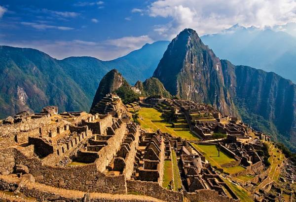 <p><b>14. Machu Picchu</b></p>  Dnyadaki kayp kentlerin en bilinenidir. 1911 ylnda Hiram isimli Hawaii'li tarihi tarafndan kefedilene kadar Urubamba vadisinde sakl kalmtr. nkalara ait, etraf tarm alanlar ile evrili, aalardan bakldnda tamamen grnmez tarihi bir ehirdir.