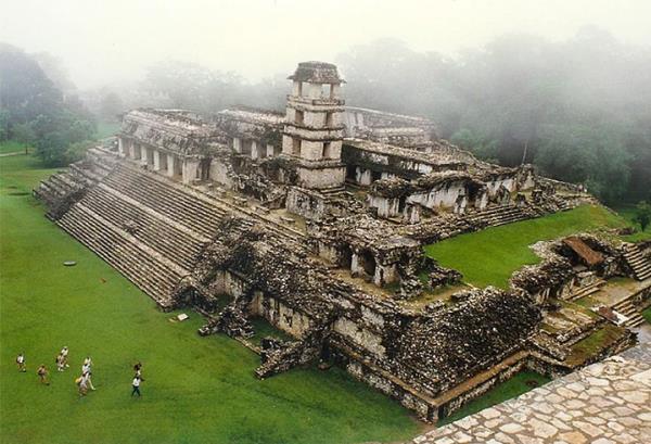 <p><b>16. Palenque</b></p>  Meksika'nn Chiapas eyaletinde Usumacinta rma yaknndaki eski bir Maya kentidir. Kentin kurulma alan pek byk olmamasna karn, ierdii yap ve yontular muhteemdir. Kentin 2005'e kadar kefedilen ksm 2,5 km'dir, bu kefedilmi ksm kentin gn na karlamam ksmnn % 10'u bile deildir. Kentin kefedilmemi ksm ormanla kapldr ve bu sk aal orman yznden kentin bini akn yapsna ulalamamaktadr. Palenque kenti Unesco tarafndan 1987'de Dnya Miras Listesi'ne alnmtr.