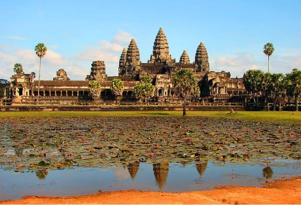 <p><b>1. Angkor</b></p>  Kamboya'da bulunan bu ehir 9-15 yzyllar arasnda hkm srm Kimer imparatorluundan kalmtr. En ok rabet gren yaps, dnyann en byk bamsz dini yaps olarak bilinen "Angkor Wat" tapnadr.