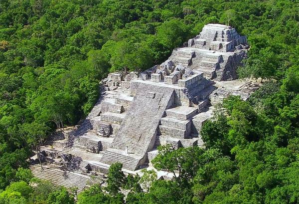 <p><b>7. Calakmul</b></p>  En byk Maya ehirlerinden biridir. Tikal'in gcn krmak iin kullanlm ferah ve gl bir kenttir. Ormann derinliklerinde kefedilmitir. 695 ylnda Tikal ile yaplan savata nfusunun byk ounluunu kaybetmi, bu da Mayalarn kne sebep olmutur.