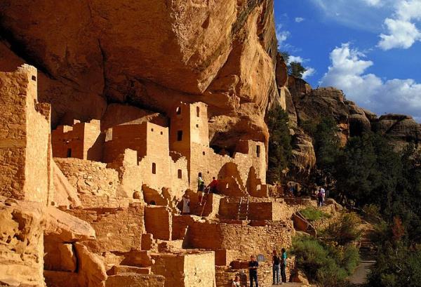 <p><b>8. Mesa Verde</b></p>  Kolorado'nun gneybatsnda yer alr. antik Anasazi insanlarna ev sahiplii yapmtr. Bilinmeyen bir sebepten dolay 1300 ylnda terk edilmitir, ancak kalntlar bugne kadar ulamtr.