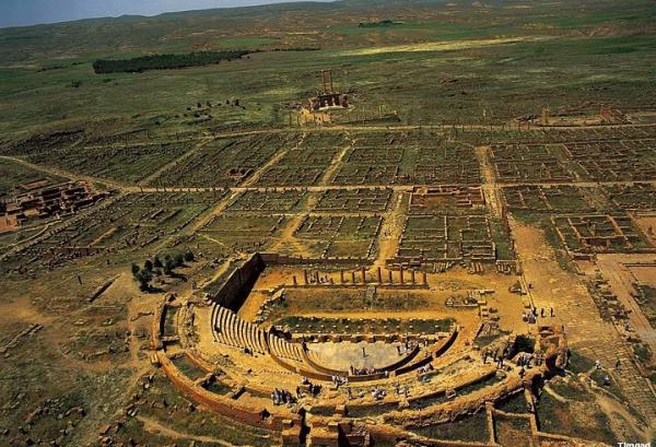 <p><b>24. Timgad</b></p>  Cezayir'de bulunan bir Roma kolonisidir. MS 100'de mparator Trajan tarafndan kurulmutur. 5. yzyldaki Vandal istilas, 2 yl sonra gelen Barbar istilas neticesinde ehir 1881 ylndaki kazlara kadar tarih sahnesinden silinmitir.