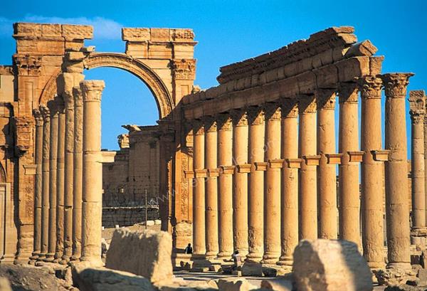 <p><b>20. Palmira</b></p>  Kent, Humus Valilii'nin, Palmira li'ne bal bulunmaktadr. am'n 215 km kuzeydousunda, Humus'un 155 km dousunda ve Frat'n 120 km gneybatsnda bir vaha zerinde kurulmutur. Suriye lnn ticari kervanlarnn gei noktasnda olmas sebebiyle "ln Gelini" de denilen ehrin isminin bulunan ilk bilgilere gre Tedmur, Tedmr, Tadmur veya Tudmur olduu Mari'de bulunan Babil tabletlerindeki kaytlardan anlalmtr. Fransz arkeologlar tarafndan 1933 ylndan itibaren antik Mari ehrinden karlan 25.000 tabletten anlaldna gre Palmira'nn tarihi M 19. yzyla kadar gerilere gitmektedir. Yunan ve Roma kaynaklarnda ise 1. yzyldan itibaren kaytlara rastlanlmtr.